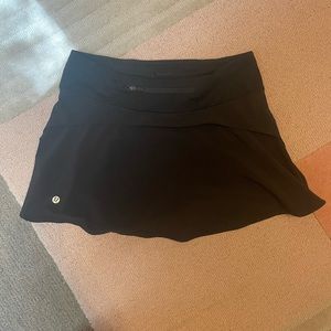 Lululemon size 6 black skirt